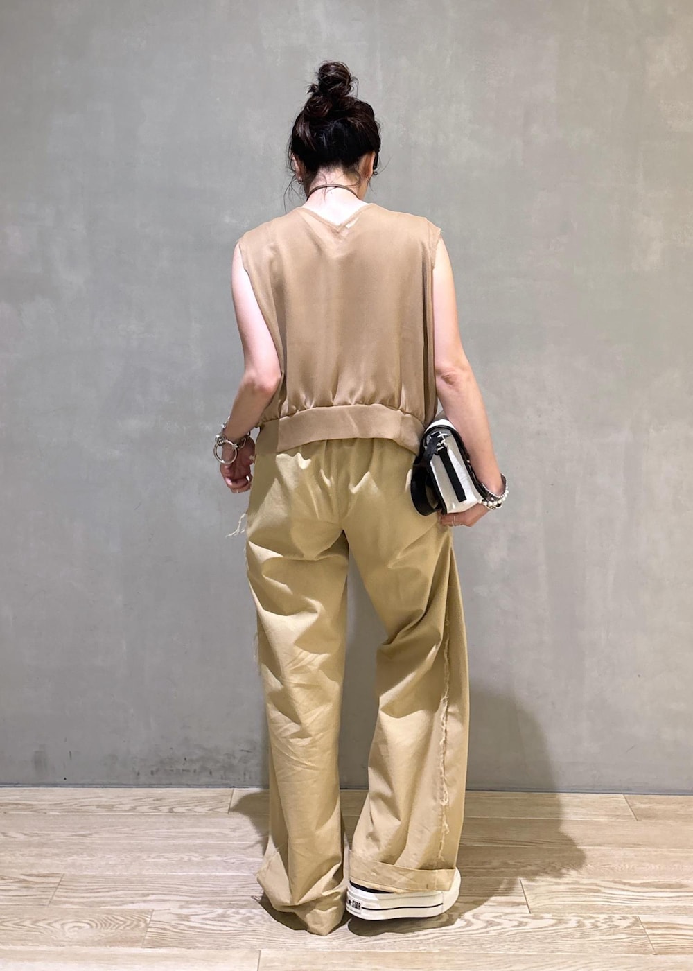 ベージュ系のTシャツ/カットソーを着用したレディースの夏コーディネートの5枚目の写真