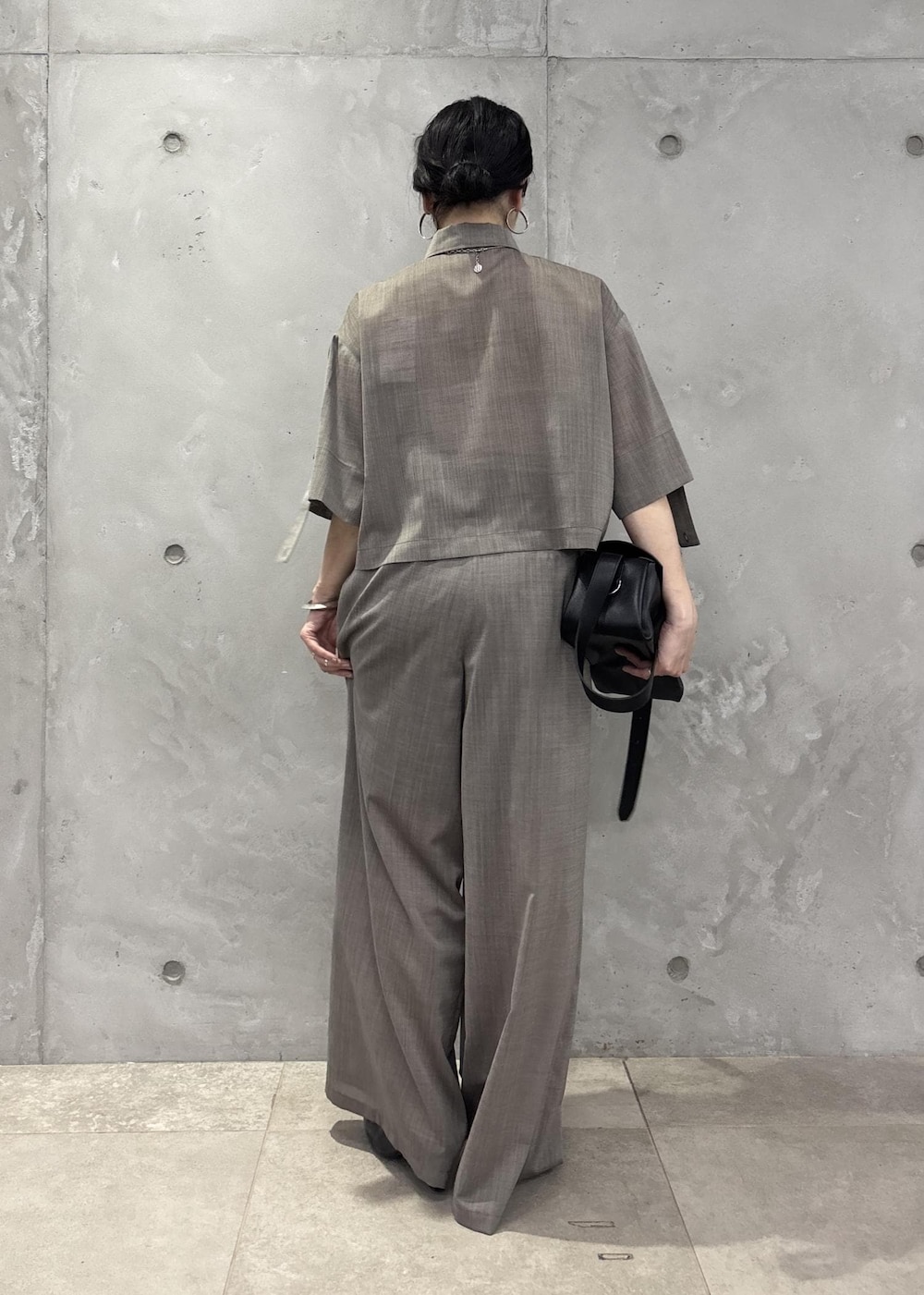 ブラック系のサンダル、ベージュ系のシャツ/ブラウス、ベージュ系のスラックスを着用したレディースの春コーディネートの6枚目の写真