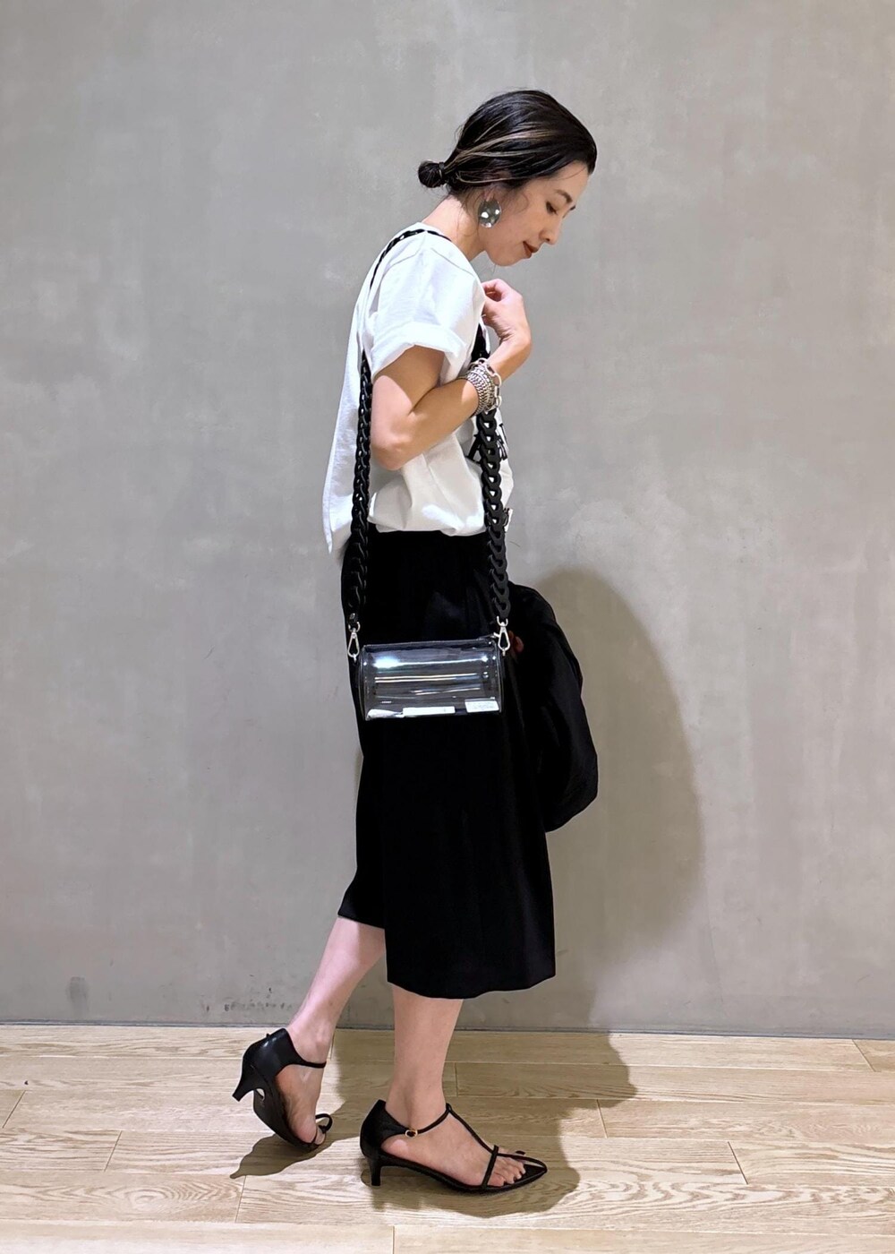 「低身長コーディネート、低身長コーデ、ハーフパンツ、ショートパンツ、24SS、KNOWHOW jewelry for ADAM ET ROPE'、KNOWHOW jewelry、ノウハウジュエリー、ジャケットスタイル、羽織、シャツジャケット、サンダル、ブラック、Tシャツ、ストラップ」|「ADAM ET ROPE'の【サステナブル】ナロークロスストラップサンダル(サンダル、ブラック系)」を使った、SAKIさん(レディース・154cm)の夏コーディネートの6枚目の写真
