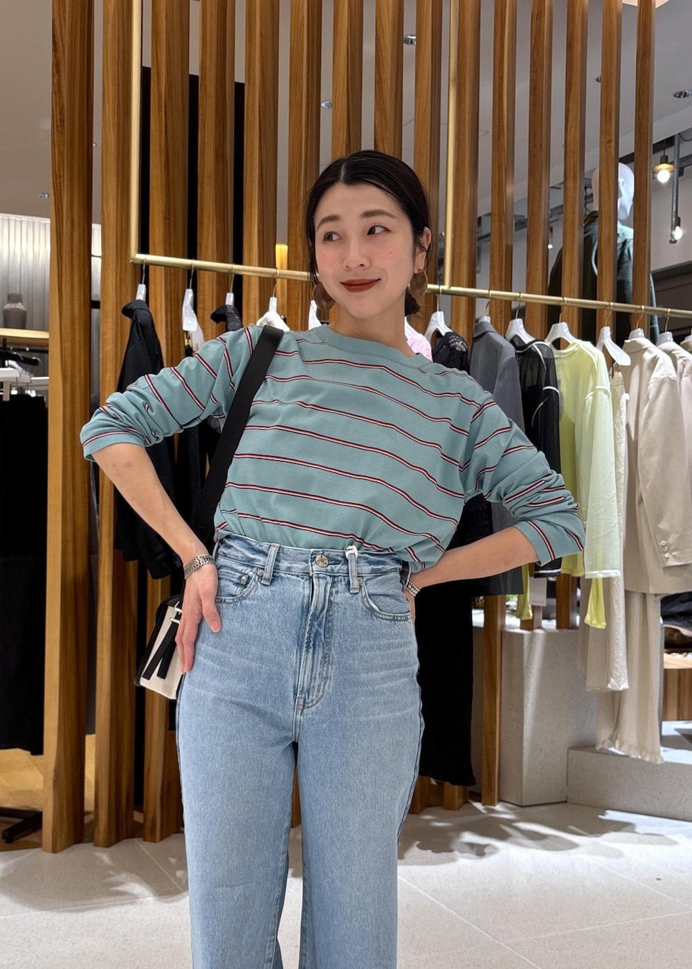 ブルー系のデニムパンツ、ブルー系のTシャツ/カットソーを着用したレディースの春コーディネートの8枚目の写真