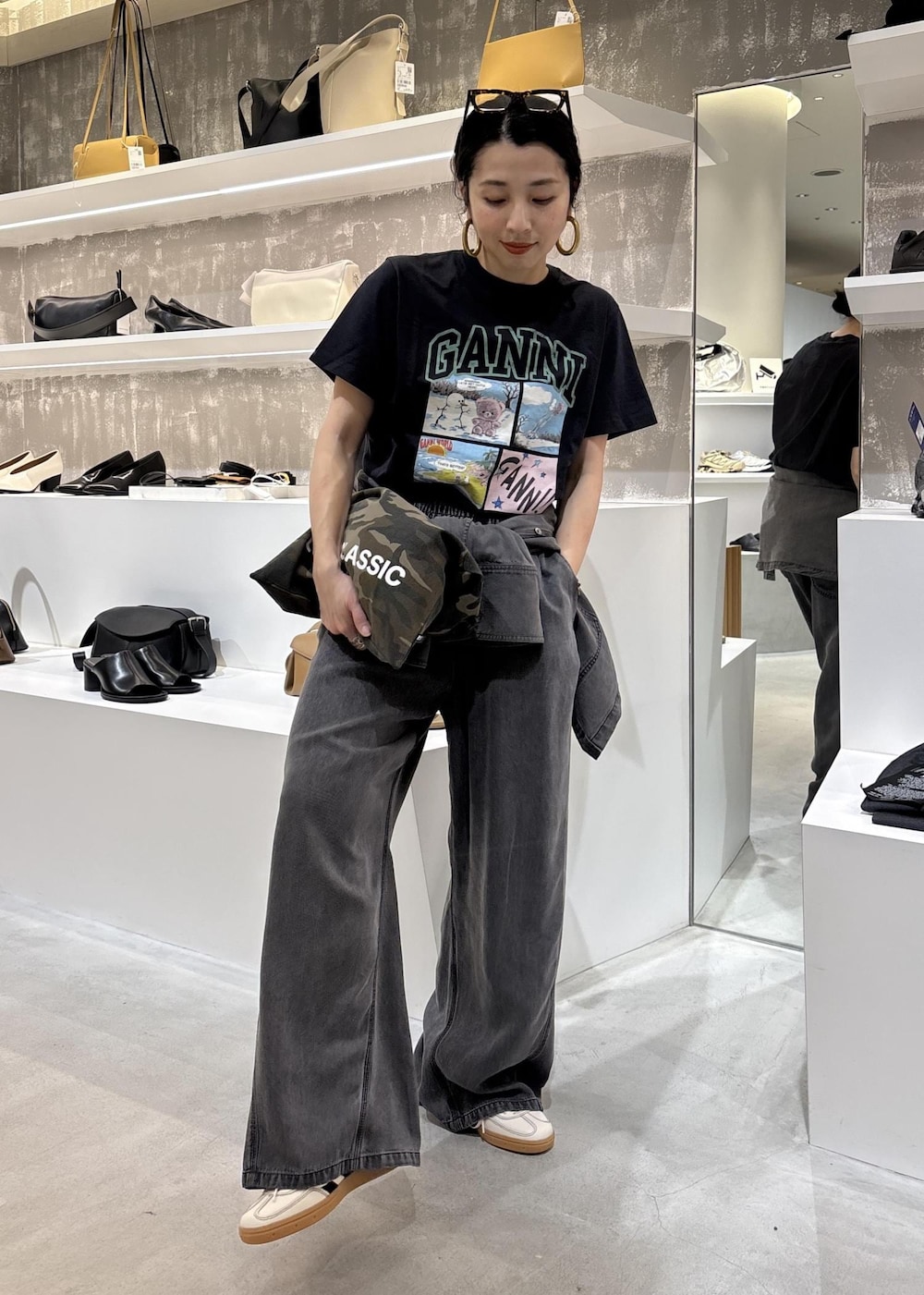 ブラック系のシャツ/ブラウス、ブラック系のデニムパンツ、グレー系のTシャツ/カットソーを着用したレディースの春コーディネートの3枚目の写真