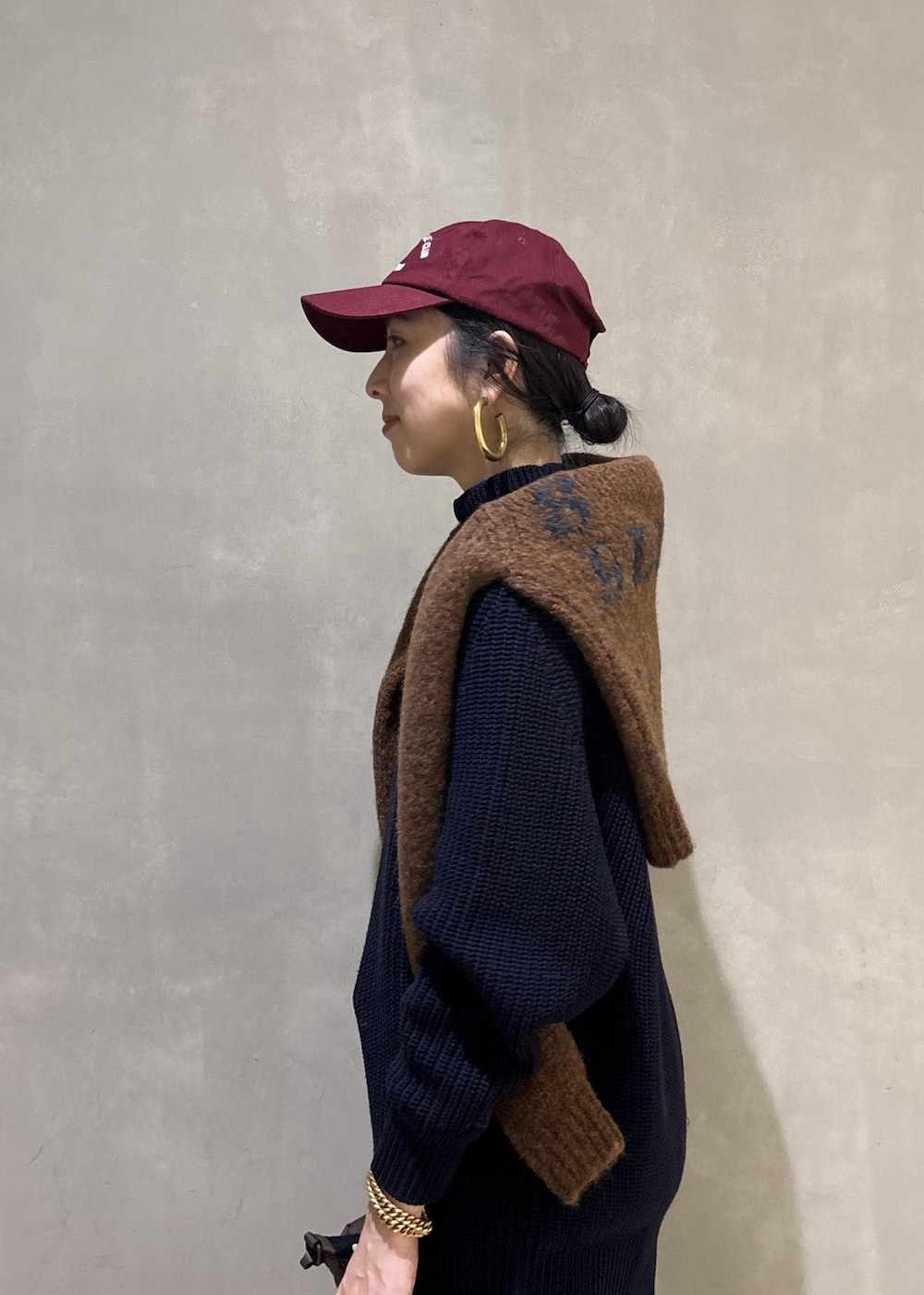 ブラウン系のその他パンツ、ブラウン系のショルダーバッグを着用したレディースの秋コーディネートの7枚目の写真