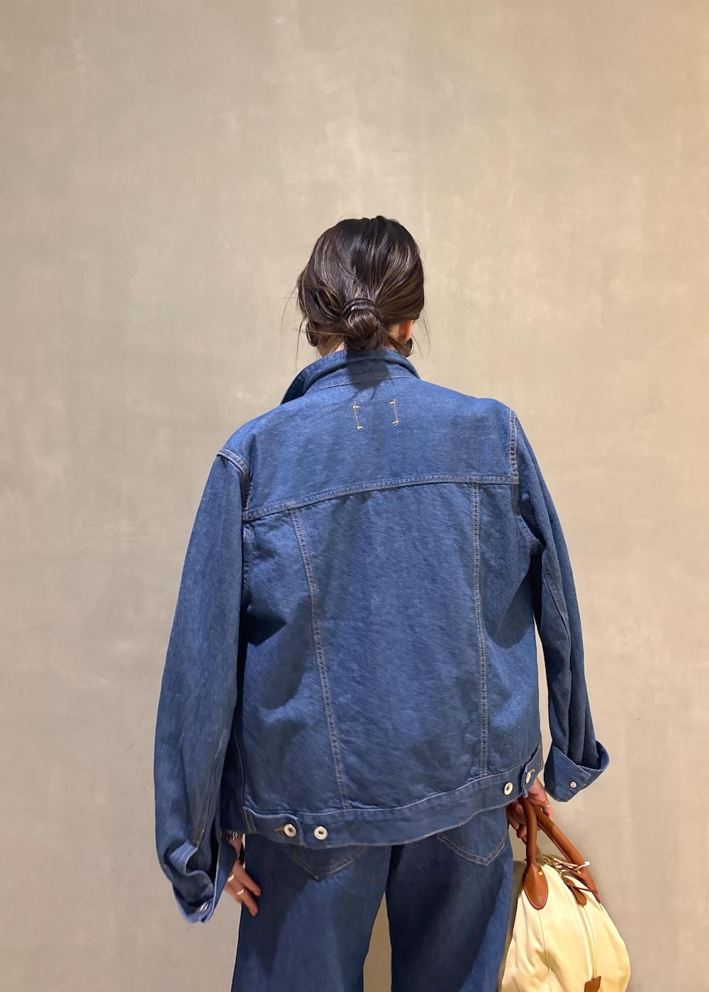 ブルー系のブルゾン、ブルー系のデニムパンツ、ホワイト系のTシャツ/カットソーを着用したレディースの春コーディネートの10枚目の写真