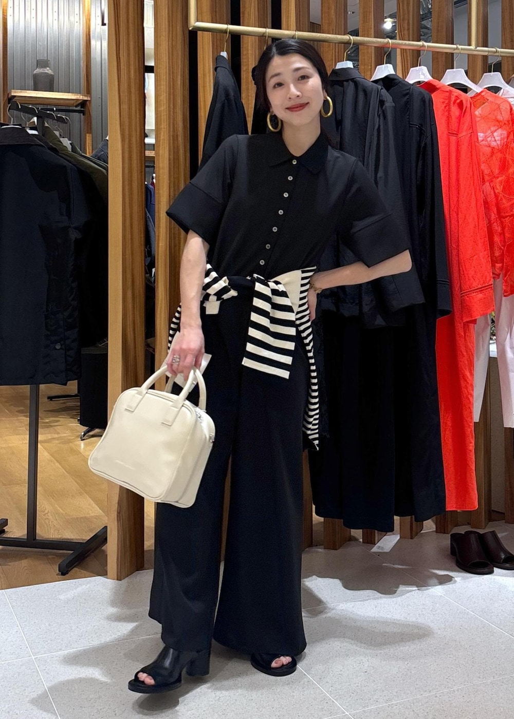 ブラック系のTシャツ/カットソー、ブラック系のつなぎ/オールインワン、ブラック系のサンダルを着用したレディースの春コーディネートの5枚目の写真