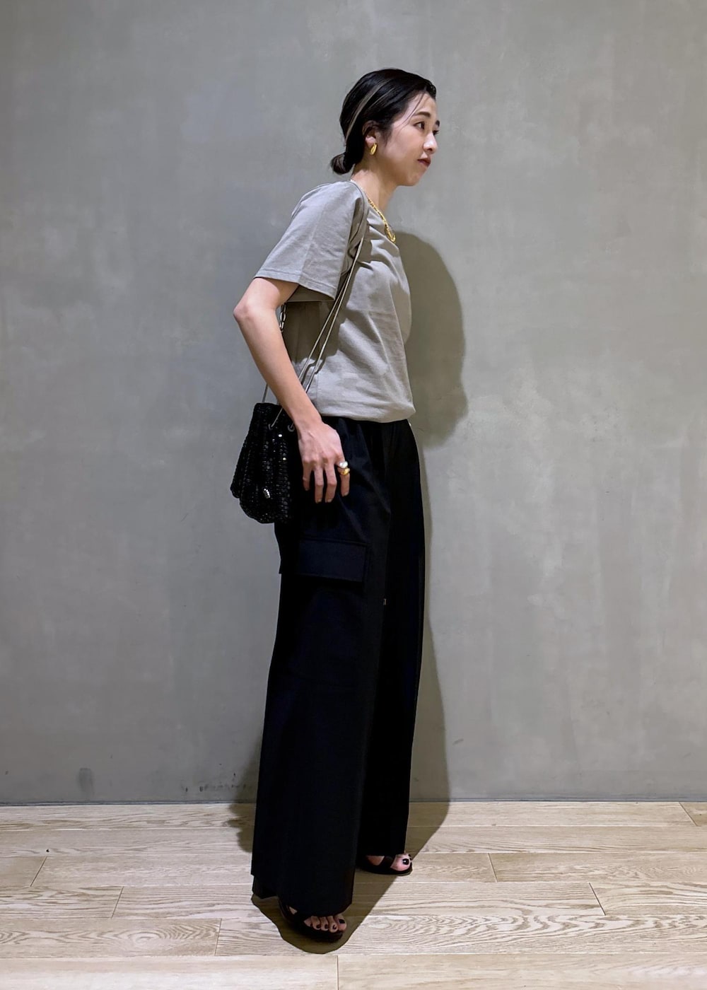 ブラック系のその他パンツ、ブラック系のハンドバッグ、グレー系のTシャツ/カットソーを着用したレディースの夏コーディネートの5枚目の写真