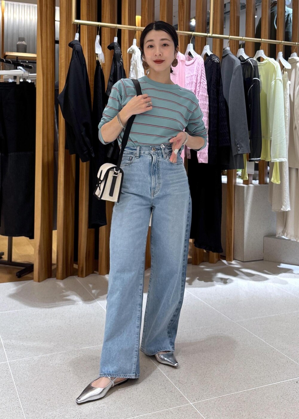 ブルー系のデニムパンツ、ブルー系のTシャツ/カットソーを着用したレディースの春コーディネートの7枚目の写真