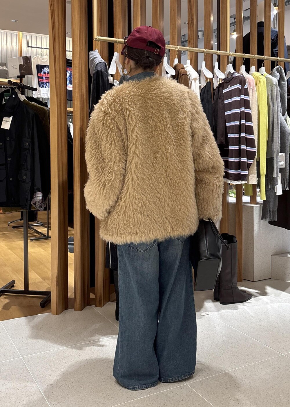 ブラック系のショルダーバッグ、ブルー系のつなぎ/オールインワン、ベージュ系のその他アウターを着用したレディースの秋コーディネートの6枚目の写真