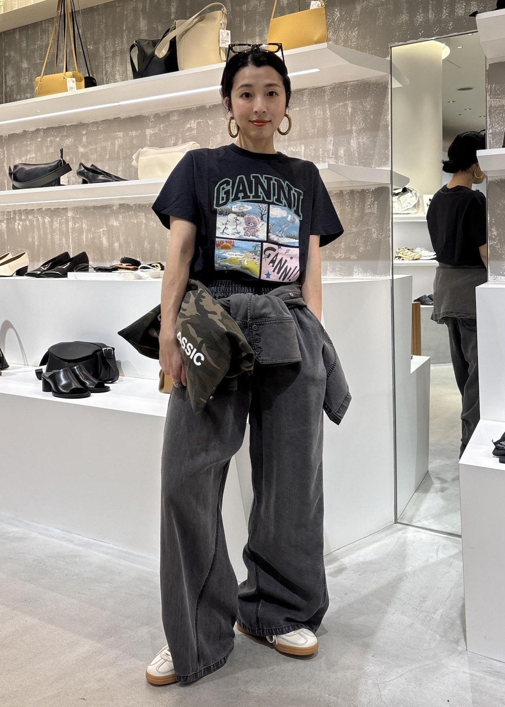 ブラック系のシャツ/ブラウス、ブラック系のデニムパンツ、グレー系のTシャツ/カットソーを着用したレディースの春コーディネートの4枚目の写真