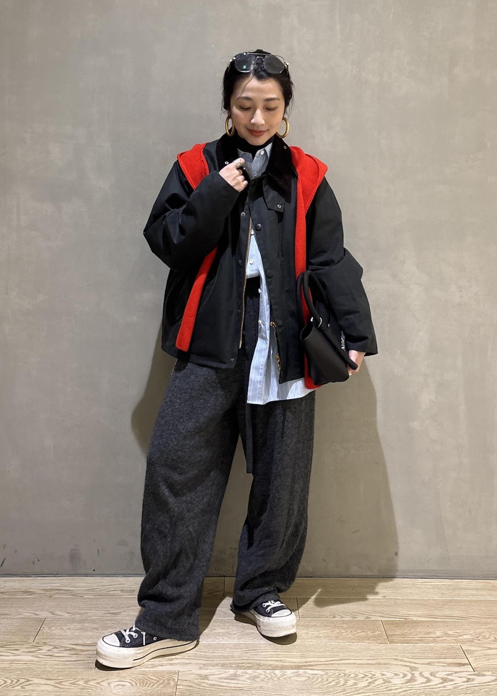 ブルー系のシャツ/ブラウス、グレー系のニット/セーター、グレー系のその他パンツを着用したレディースの冬コーディネートの2枚目の写真