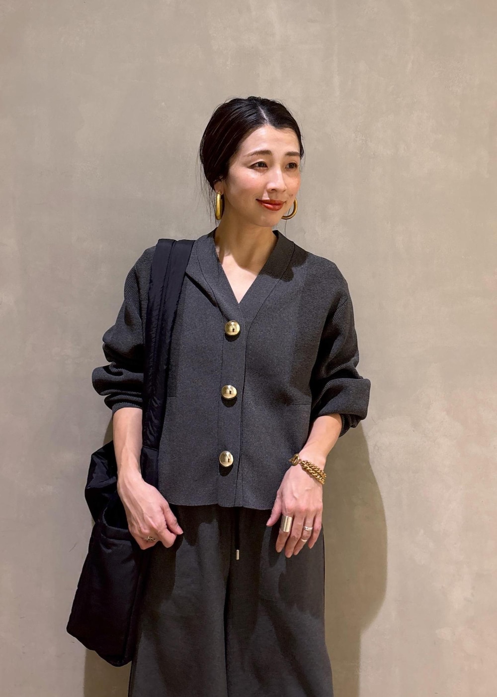 グレー系のカーディガン/ボレロ、グレー系のその他パンツを着用したレディースの冬コーディネートの8枚目の写真