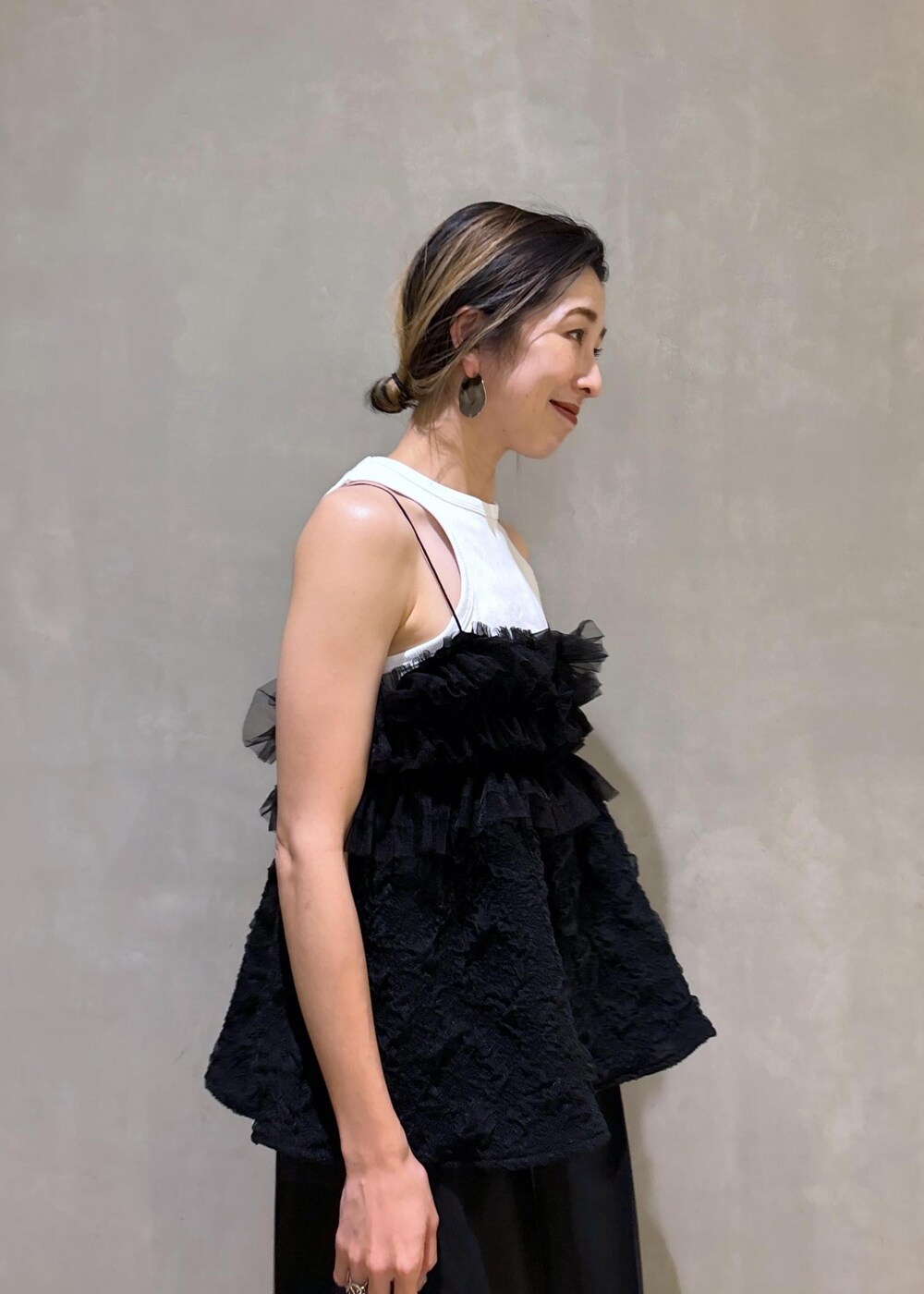 ホワイト系のタンクトップ、ブラック系のその他パンツ、ホワイト系のショルダーバッグを着用したレディースの夏コーディネートの8枚目の写真