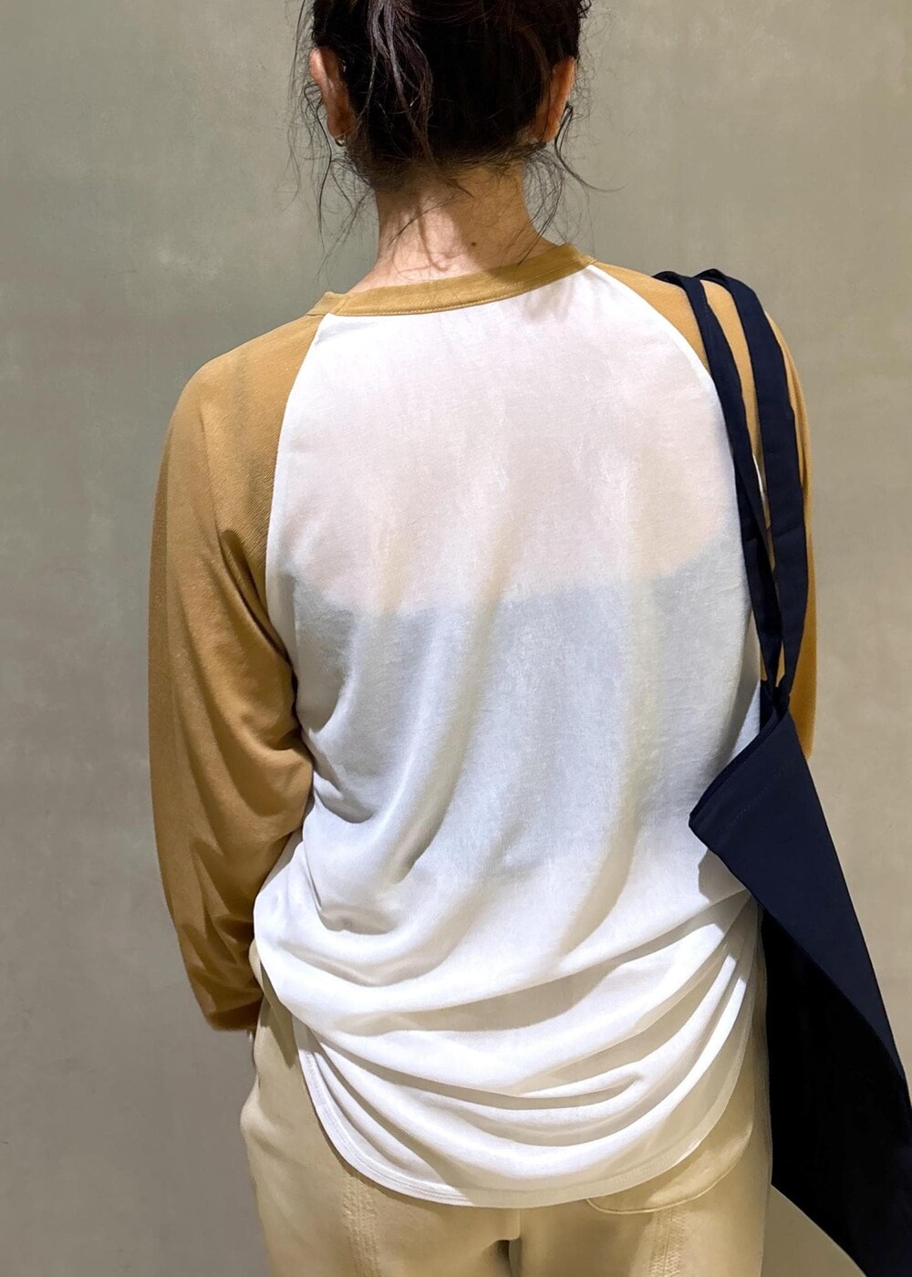 ホワイト系のTシャツ/カットソー、ベージュ系のその他パンツ、ブルー系のトートバッグを着用したレディースの夏コーディネートの7枚目の写真