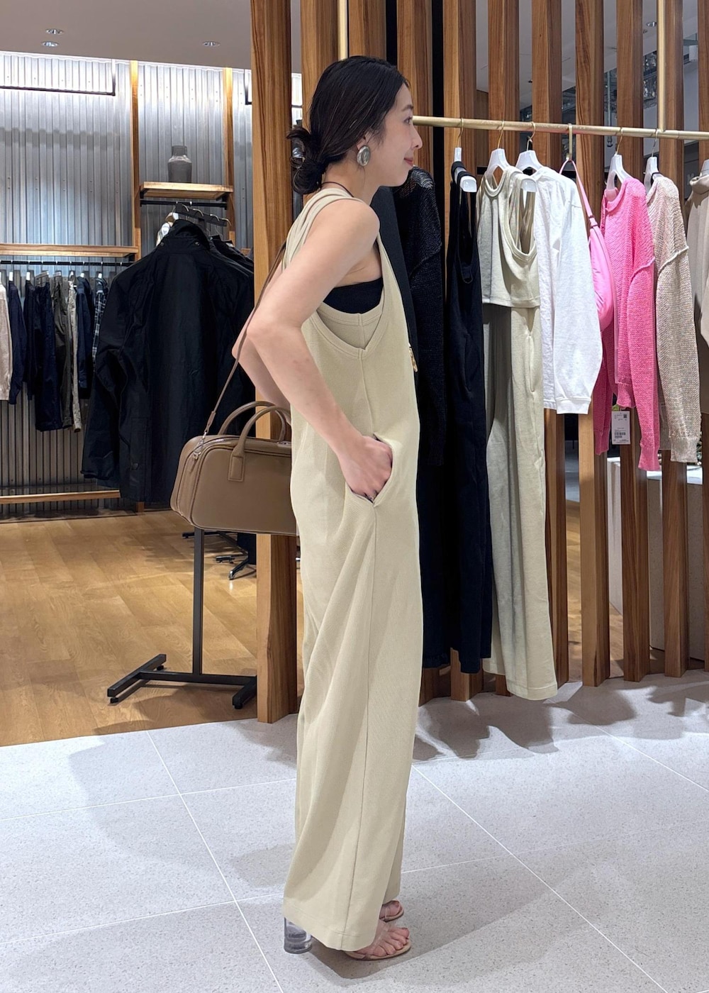 ベージュ系のつなぎ/オールインワン、ブラウン系のショルダーバッグを着用したレディースの春コーディネートの3枚目の写真