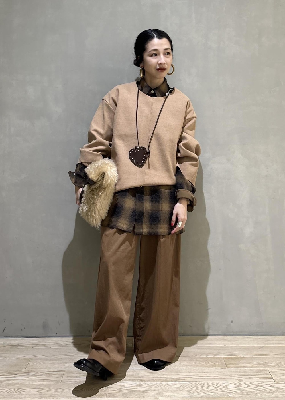 ブラック系のサンダル、イエロー系のその他パンツ、ベージュ系のTシャツ/カットソーを着用したレディースの秋コーディネートの3枚目の写真