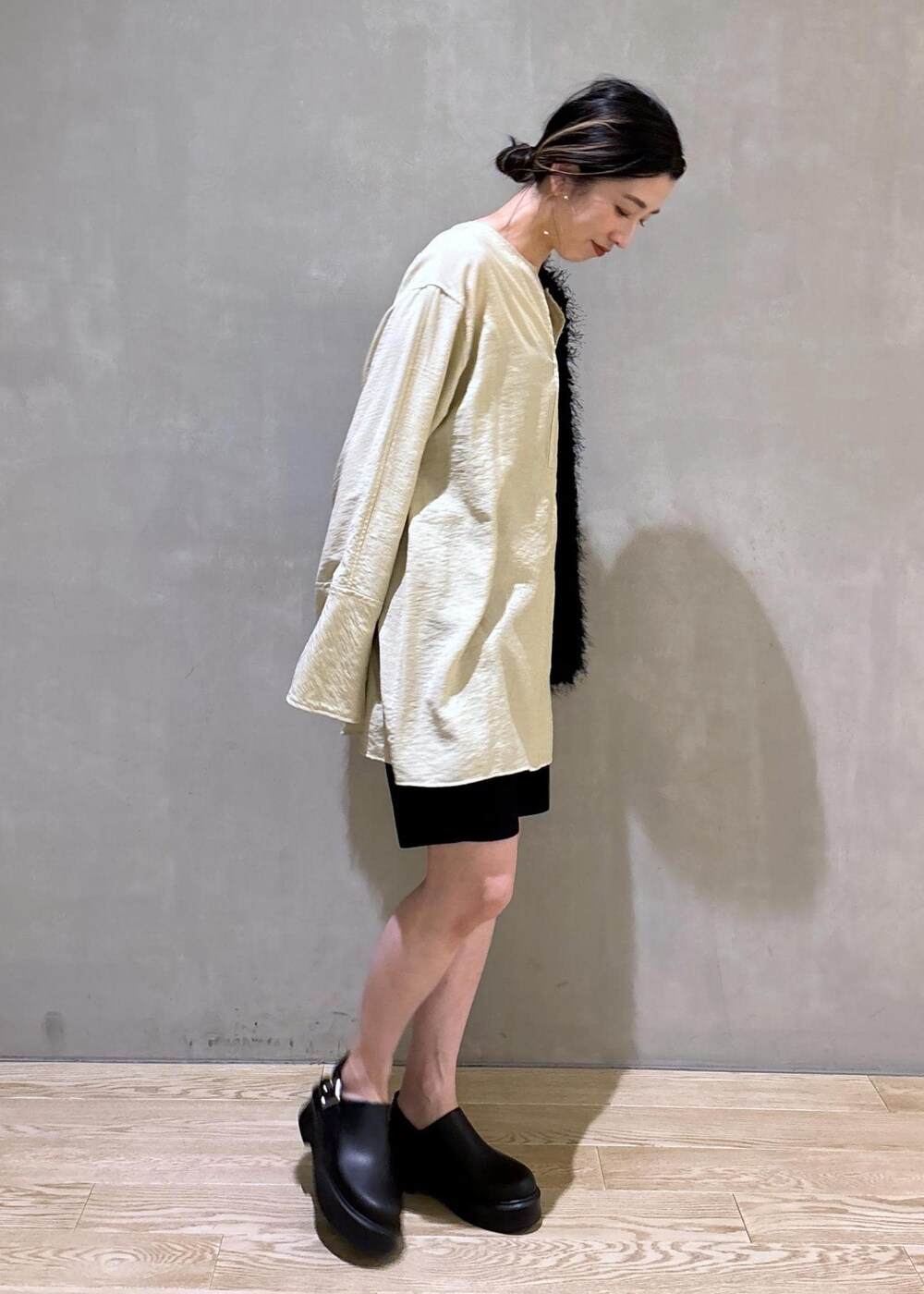 ブラック系のその他パンツ、ブラック系のサンダル、ベージュ系のシャツ/ブラウスを着用したレディースの夏コーディネートの4枚目の写真