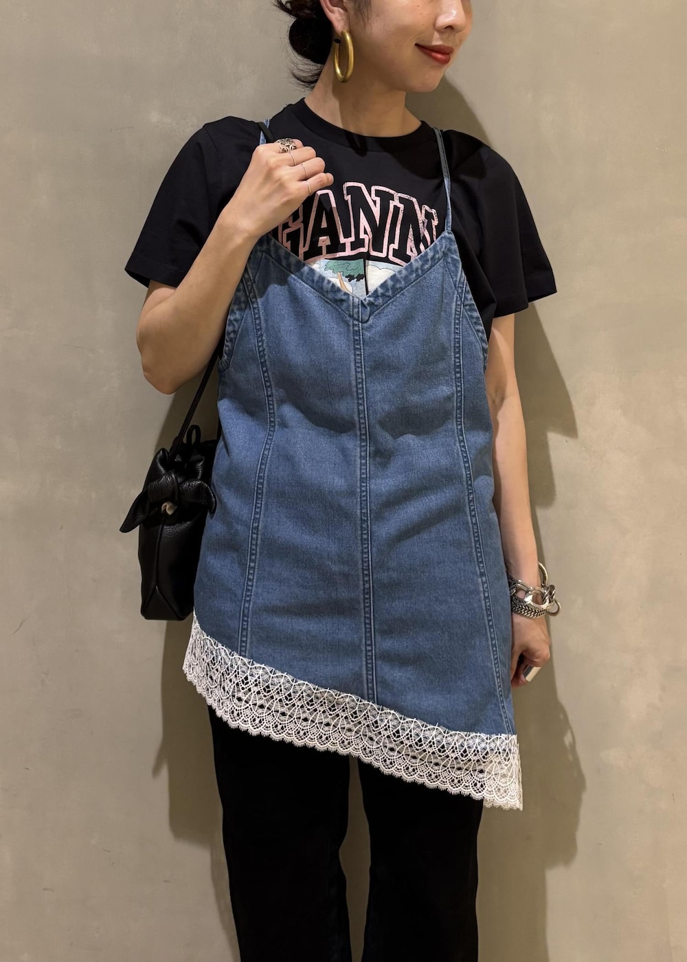 グレー系のTシャツ/カットソー、ブルー系のキャミソール、ブルー系のデニムパンツを着用したレディースの夏コーディネートの9枚目の写真