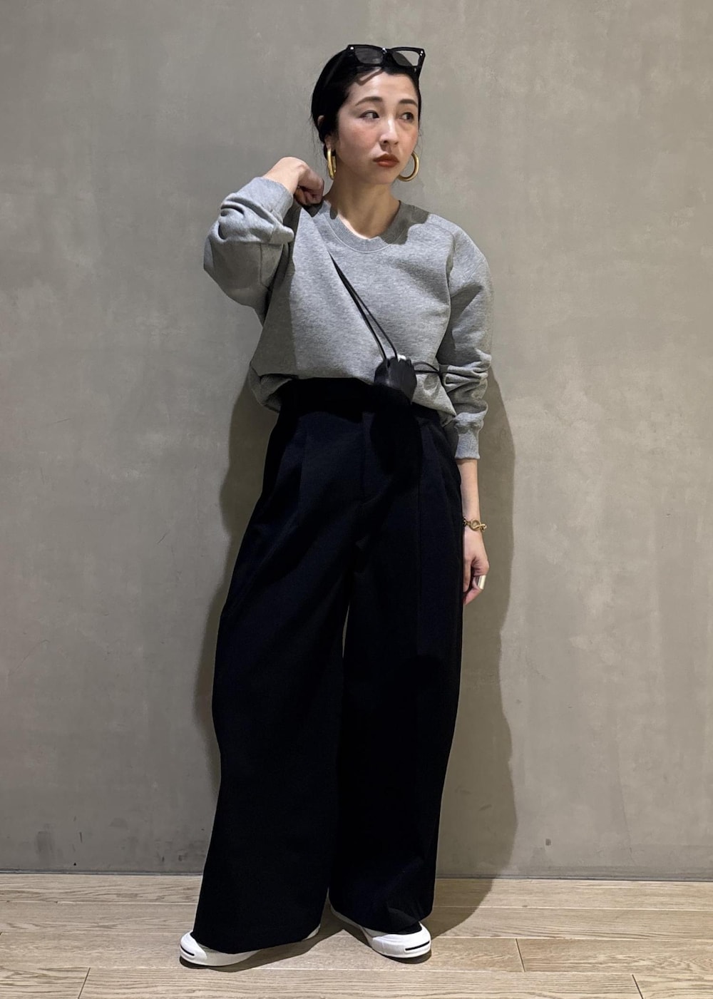 ブラック系のショルダーバッグ、グレー系のスウェット、ブラック系のその他パンツを着用したレディースの冬コーディネートの5枚目の写真