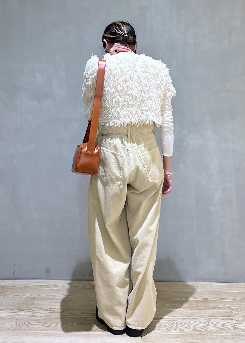 ホワイト系のTシャツ/カットソー、ベージュ系のサンダル、ブラウン系のショルダーバッグを着用したレディースの夏コーディネートの5枚目の写真