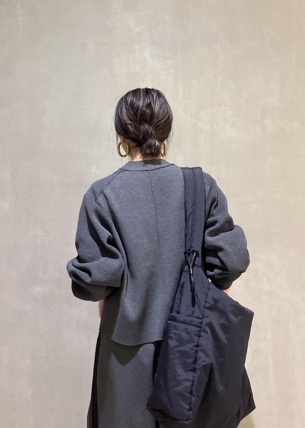 グレー系のカーディガン/ボレロ、グレー系のその他パンツを着用したレディースの冬コーディネートの10枚目の写真