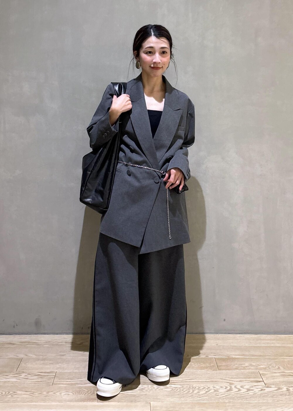 ブラック系のショルダーバッグ、グレー系のその他パンツ、グレー系のテーラードジャケットを着用したレディースの冬コーディネートの2枚目の写真