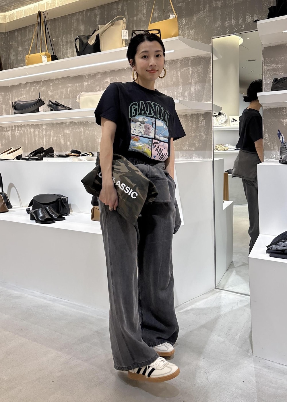 ブラック系のシャツ/ブラウス、ブラック系のデニムパンツ、グレー系のTシャツ/カットソーを着用したレディースの春コーディネートの5枚目の写真