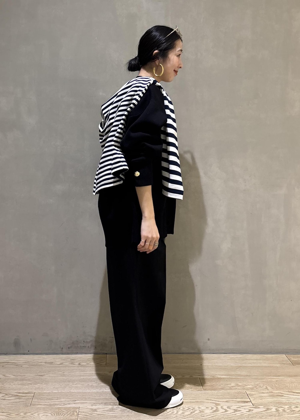 ブルー系のTシャツ/カットソー、ブラック系のカーディガン/ボレロ、ブラック系のスラックスを着用したレディースの冬コーディネートの5枚目の写真