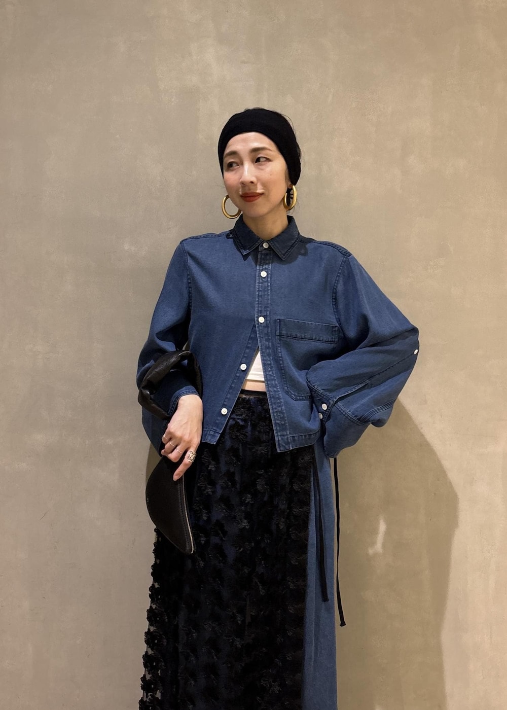 ブルー系のシャツ/ブラウス、ブルー系のデニムパンツ、ブラック系のクラッチバッグを着用したレディースの冬コーディネートの10枚目の写真