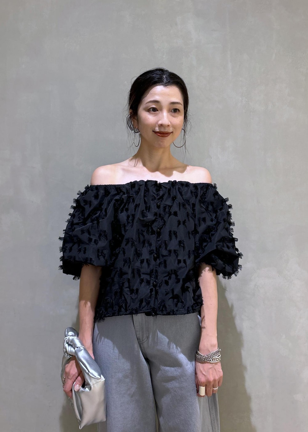 ブラック系のシャツ/ブラウス、シルバー系のショルダーバッグを着用したレディースの夏コーディネートの8枚目の写真