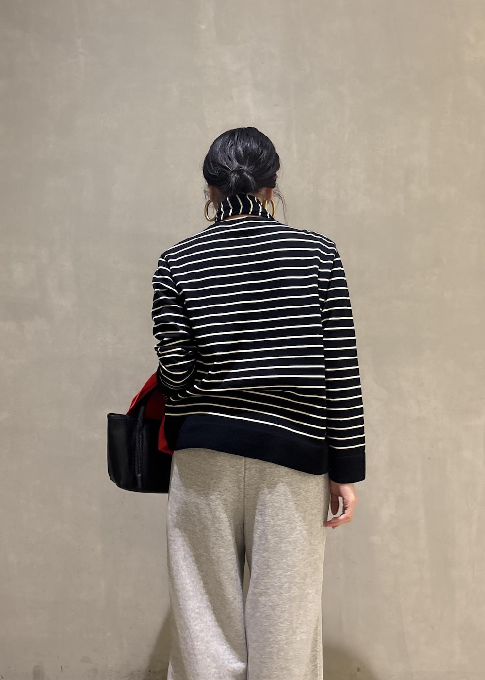 グレー系のその他パンツ、レッド系のマフラーを着用したレディースの冬コーディネートの8枚目の写真