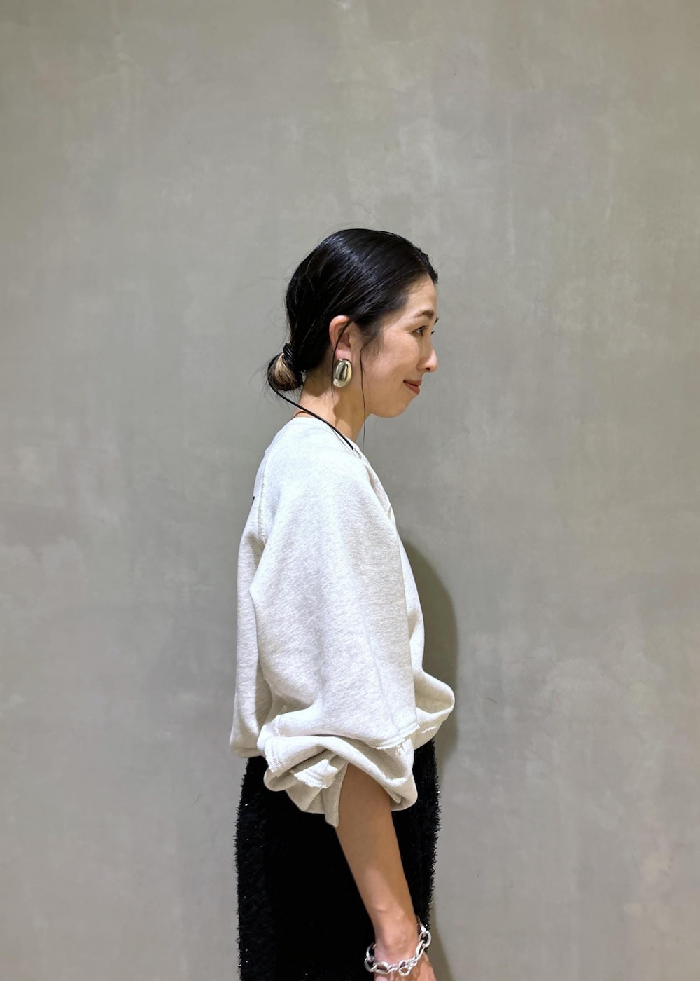 ブラウン系のハンドバッグ、ブラック系のその他パンツ、ホワイト系のスウェットを着用したレディースの夏コーディネートの8枚目の写真