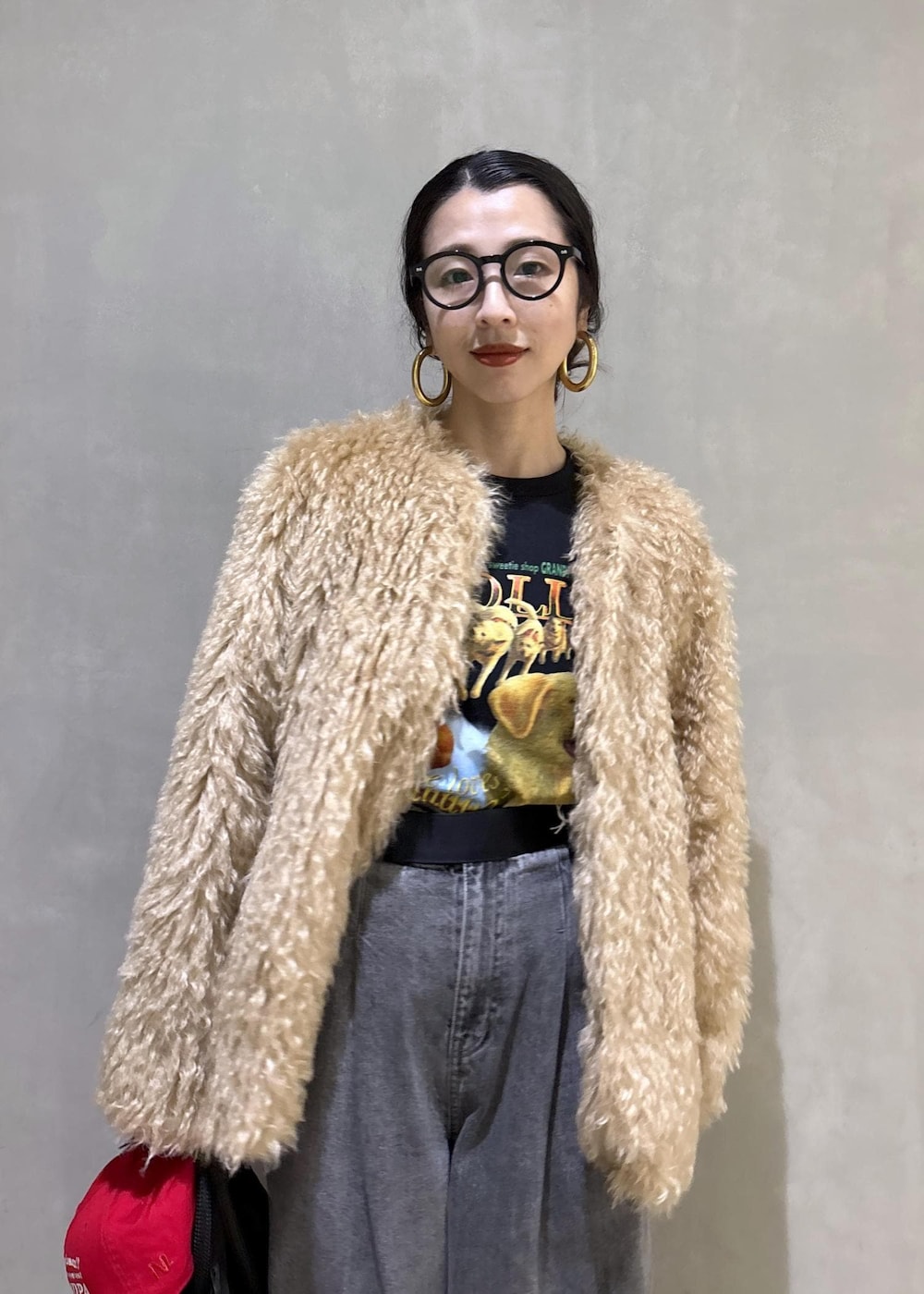 ブラック系のデニムパンツ、ブラック系のTシャツ/カットソー、ベージュ系のその他アウターを着用したレディースの秋コーディネートの7枚目の写真