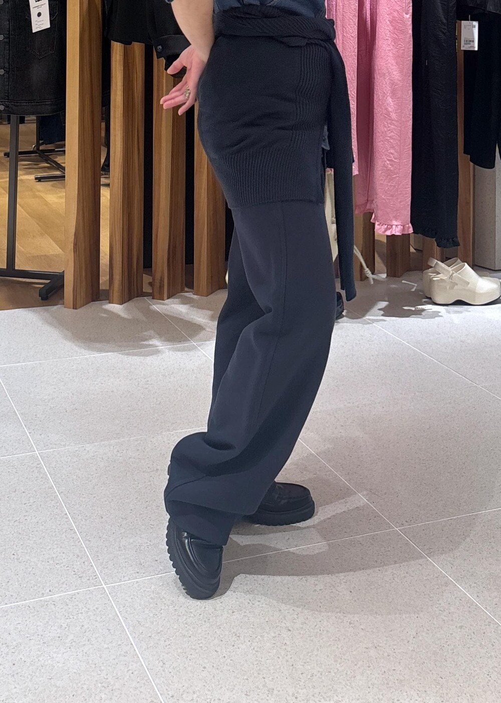 ブラック系のローファー、ホワイト系のハンドバッグ、ブルー系のブルゾンを着用したレディースの春コーディネートの10枚目の写真