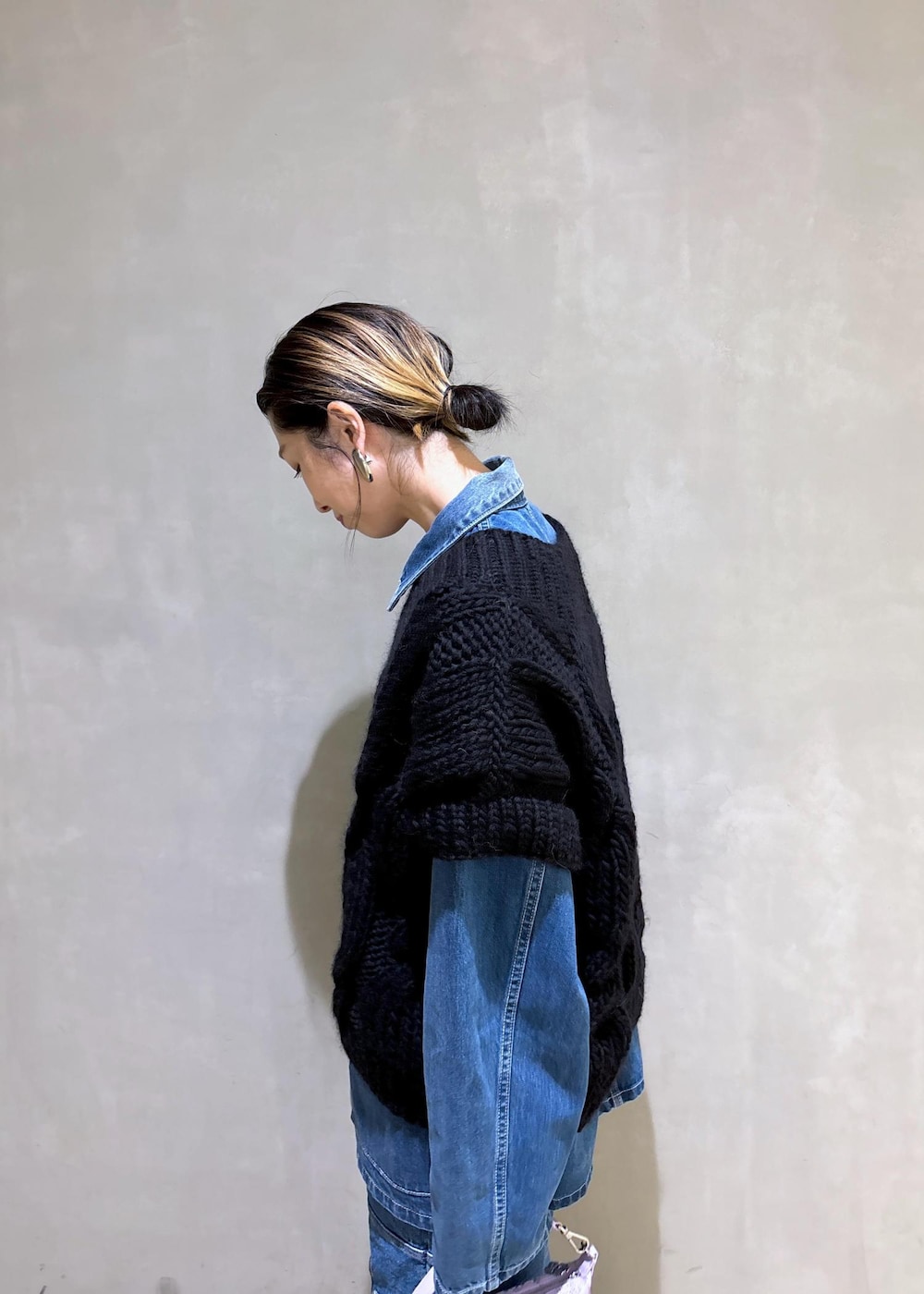 パープル系のハンドバッグ、ブルー系のカバーオール、ブルー系のデニムパンツを着用したレディースの夏コーディネートの10枚目の写真