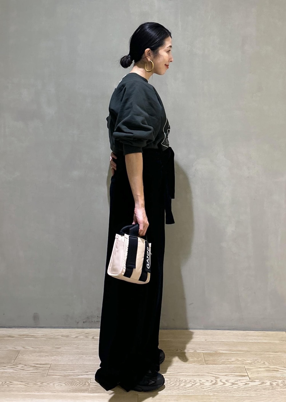 「GANNI、ガニー、チャンピオン、グリーン、ベロアワンピース、Champion for ADAM ET ROPE'、Champion、ショルダーバッグ、初秋コーデ、秋コーデ、お出かけコーデ、アウトドアコーデ、スポーツミックス、ストリート、大人カジュアル」｜「GANNIの【GANNI for ADAM ET ROPE'】Recycled tech Mini Tote（トートバッグ、ベージュ系）」を使った、SAKIさん（レディース・154cm）の秋コーディネートの4枚目の写真