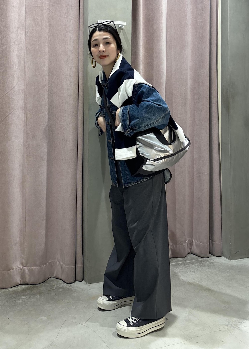 ブルー系のデニムジャケット、グレー系のスラックス、ブルー系のTシャツ/カットソーを着用したレディースの春コーディネートの2枚目の写真