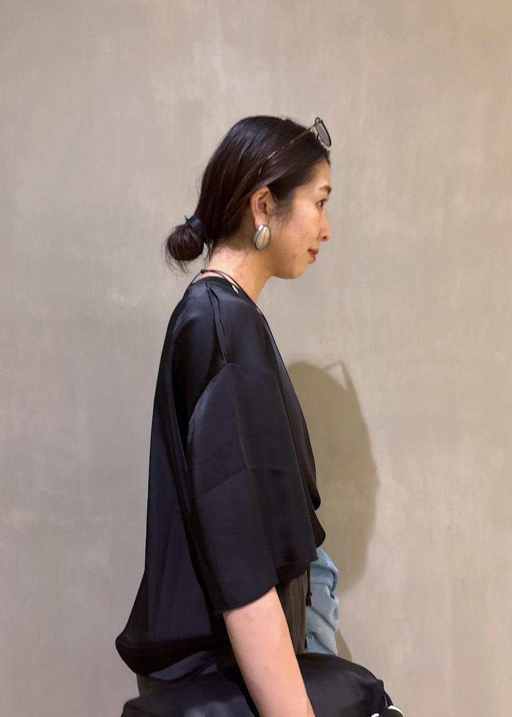 ブラック系のその他パンツ、ブラック系のハンドバッグ、ブラック系のシャツ/ブラウスを着用したレディースの春コーディネートの6枚目の写真