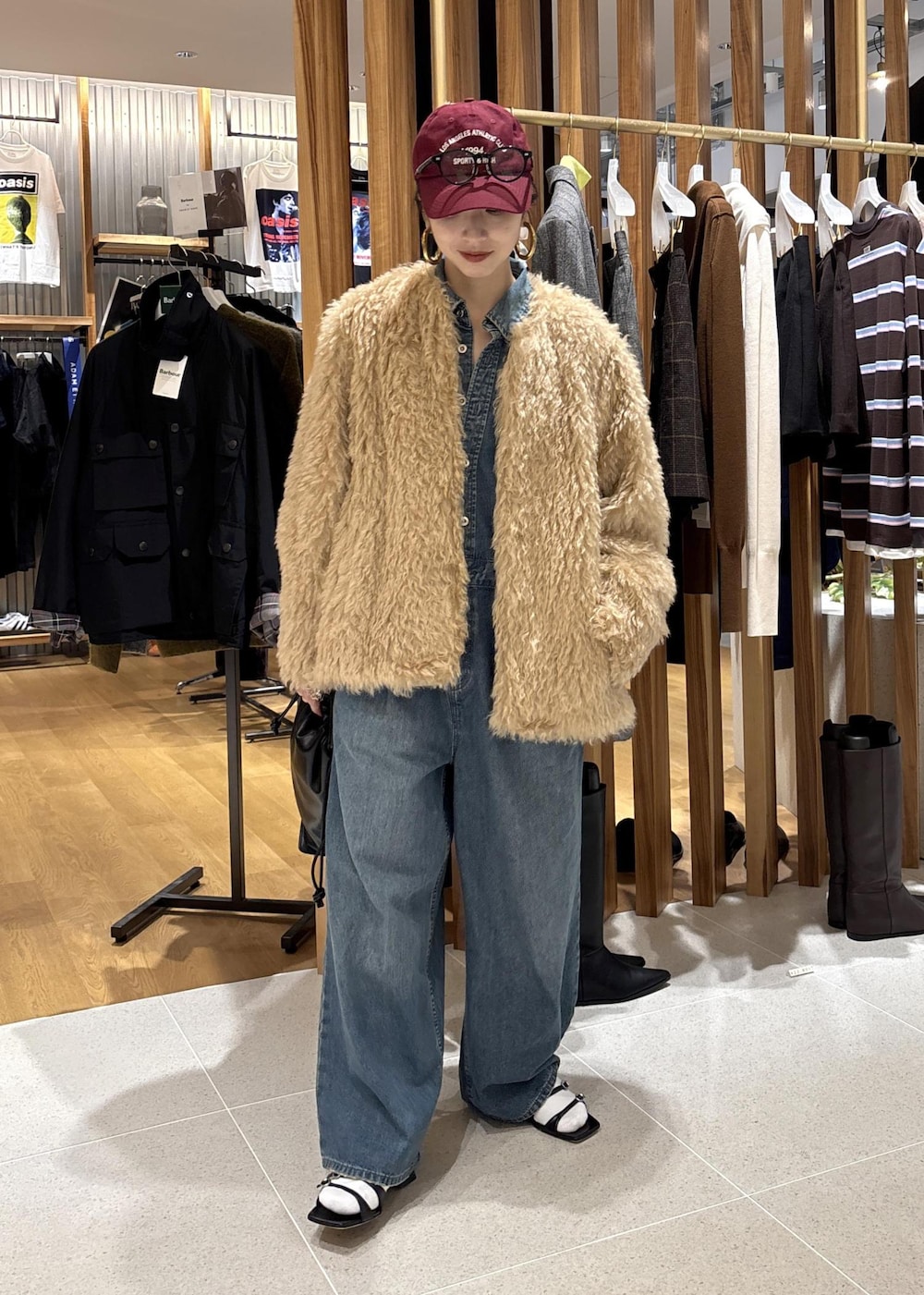 ブラック系のショルダーバッグ、ブルー系のつなぎ/オールインワン、ベージュ系のその他アウターを着用したレディースの秋コーディネートの4枚目の写真