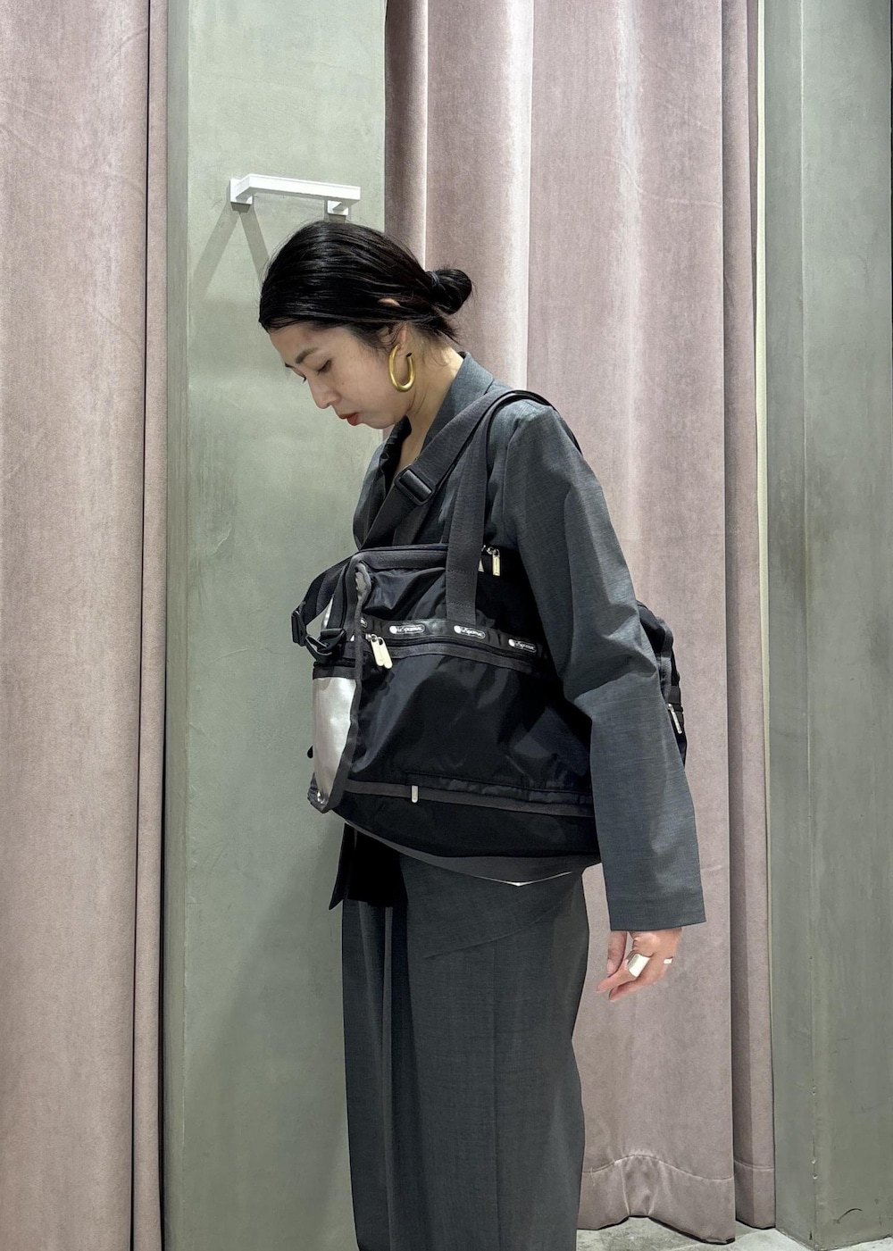 グレー系のカーディガン/ボレロ、グレー系のテーラードジャケット、グレー系のスラックスを着用したレディースの春コーディネートの8枚目の写真