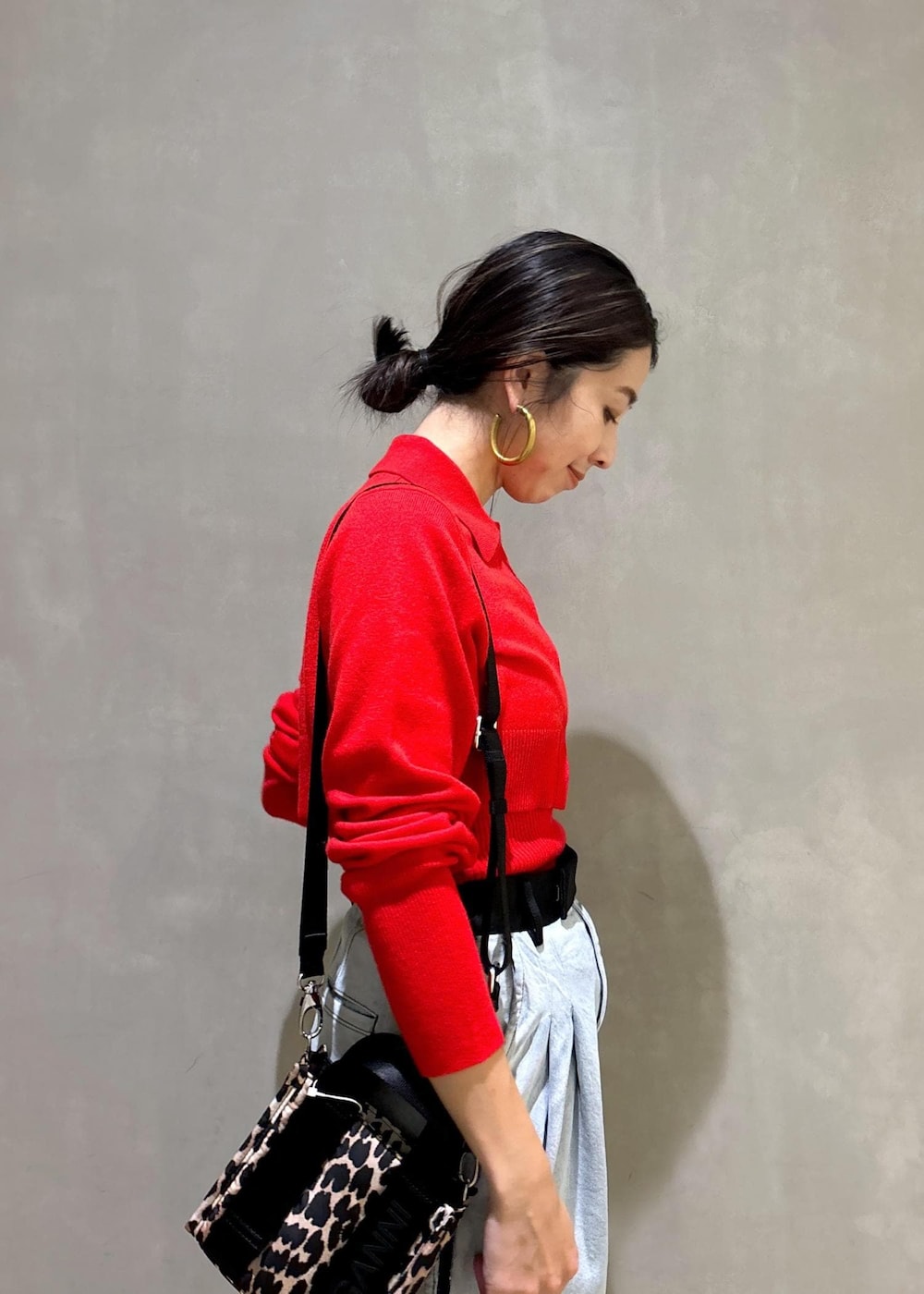 ベージュ系のトートバッグ、ブルー系のその他パンツ、レッド系のカーディガン/ボレロを着用したレディースの秋コーディネートの7枚目の写真