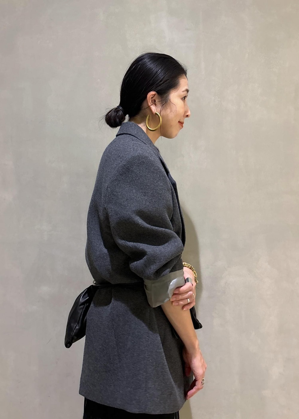 グレー系のニット/セーター、グレー系のテーラードジャケット、ブラック系のその他パンツを着用したレディースの秋コーディネートの7枚目の写真
