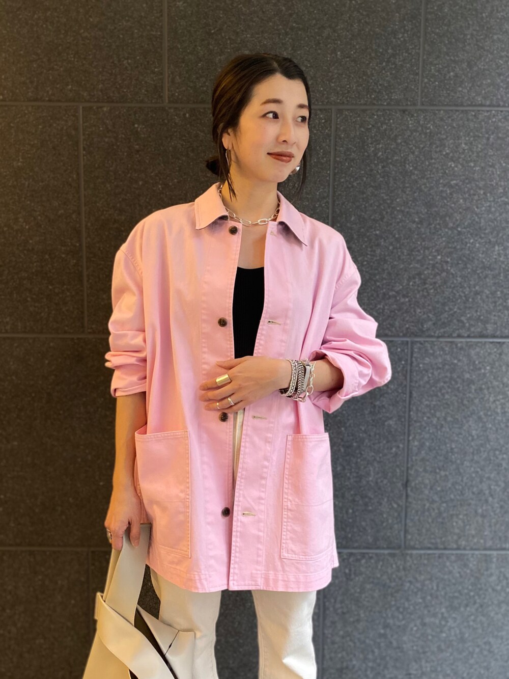 ピンク系のジャケット/アウター、ホワイト系のバッグ、ホワイト系のデニムパンツを着用したレディースの春コーディネートの3枚目の写真