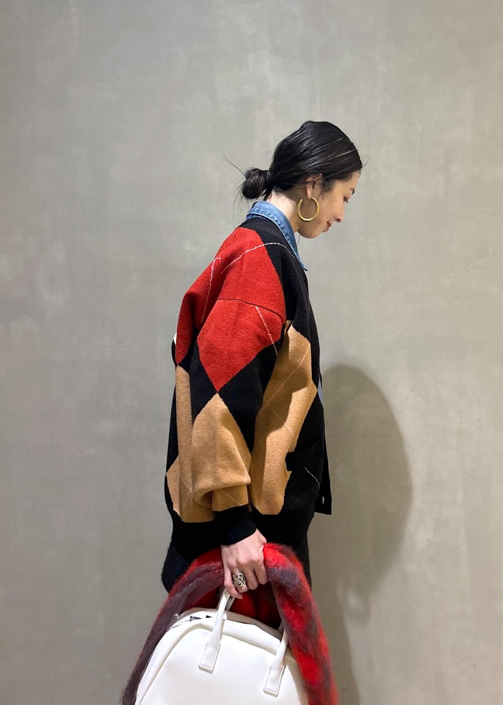 「デニム、デニムオンデニム、ストール、マフラー、ミニスカート、セント ジョンズ サード クラブ、NEEDBY for ADAM ET ROPE'、ニードバイヘリテージ、MANTAS EZCARAY、マンタス エスカライ、秋コーデ、初冬コーデ、冬コーデ、大人カジュアル、パンツスタイル」｜「ADAM ET ROPE'の【サステナブル】ラウンドミニロゴボストンバッグ（ボストンバッグ、ホワイト系）」を使った、SAKIさん（レディース・154cm）の秋コーディネートの10枚目の写真
