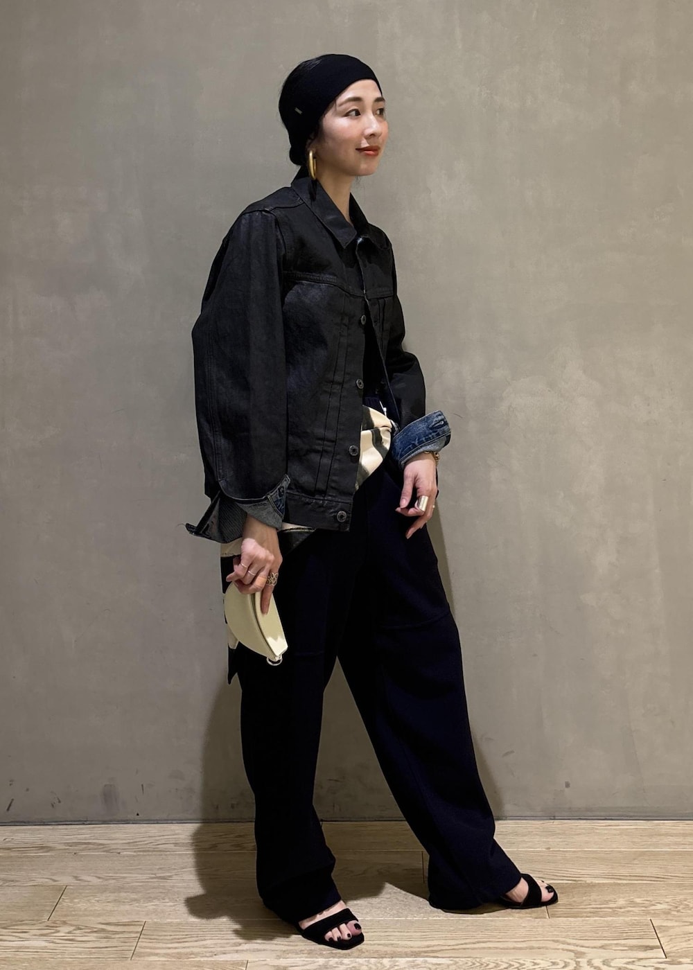 ブルー系のその他パンツ、ホワイト系のキーホルダー、ブラック系のバンダナ/スカーフを着用したレディースの春コーディネートの3枚目の写真