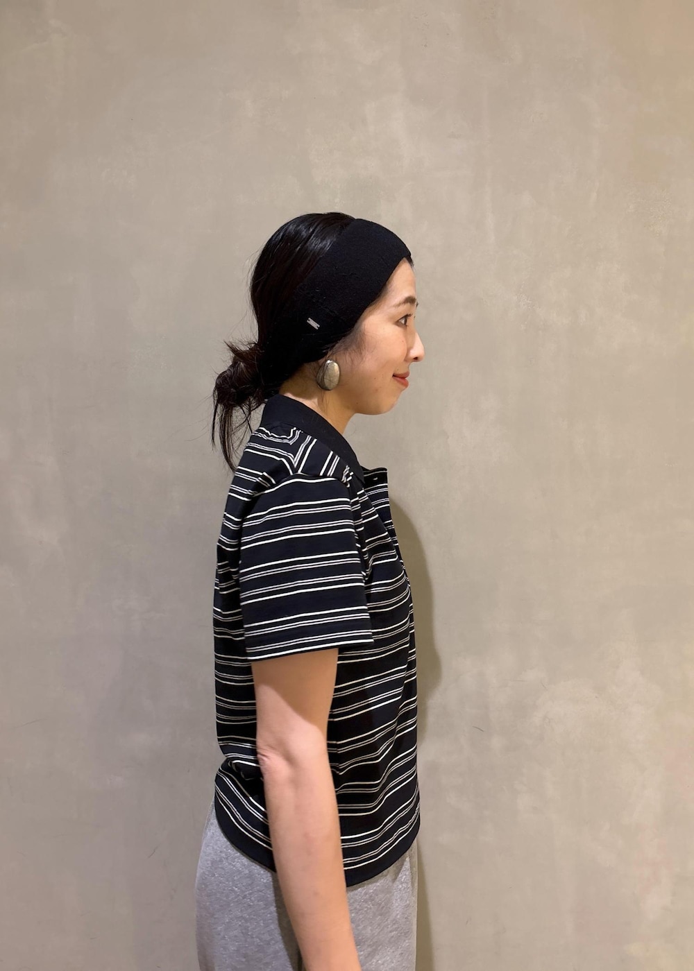 グレー系のスウェットパンツ、ブラック系のポロシャツを着用したレディースの夏コーディネートの10枚目の写真