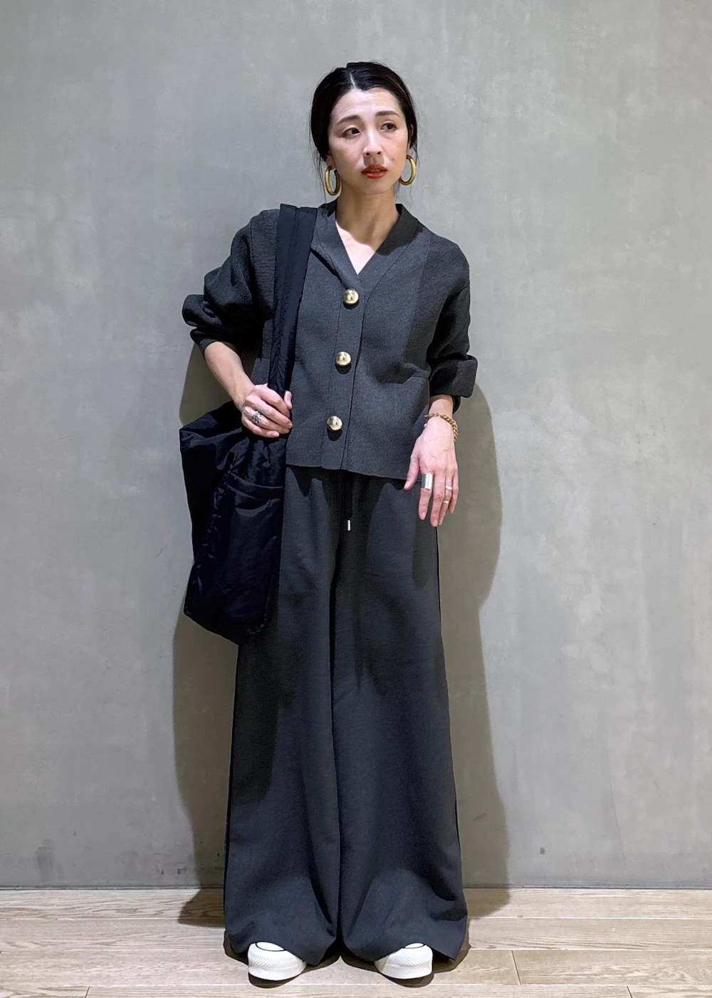 グレー系のカーディガン/ボレロ、グレー系のその他パンツを着用したレディースの冬コーディネートの4枚目の写真