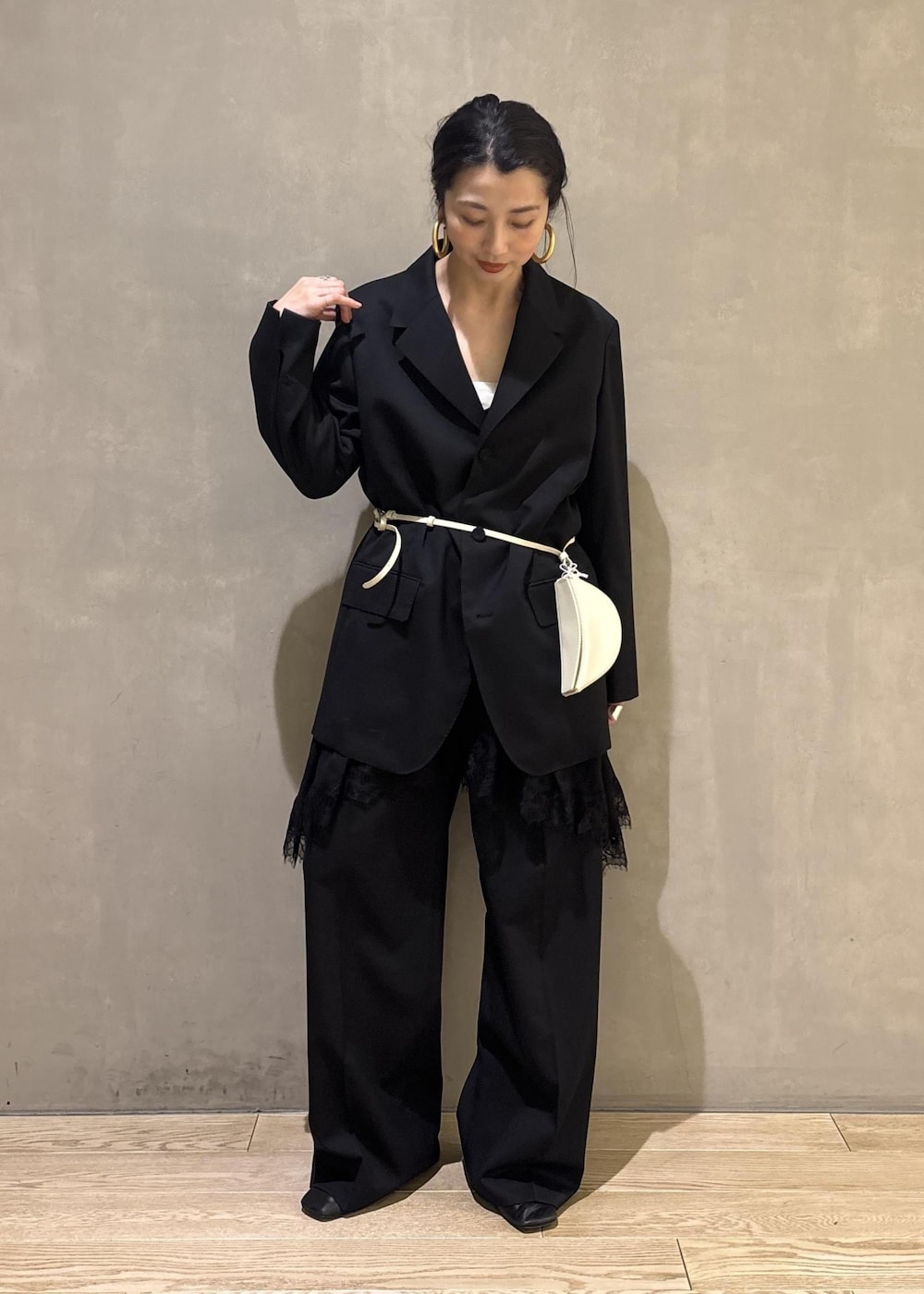 ブラック系のシャツ/ブラウス、ブラック系のテーラードジャケット、ブラック系のスラックスを着用したレディースの冬コーディネートの6枚目の写真