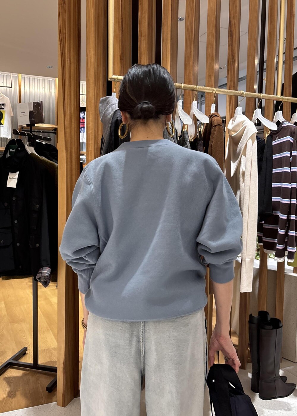 ブルー系のデニムパンツ、ブルー系のショルダーバッグ、ブルー系のスウェットを着用したレディースの秋コーディネートの10枚目の写真