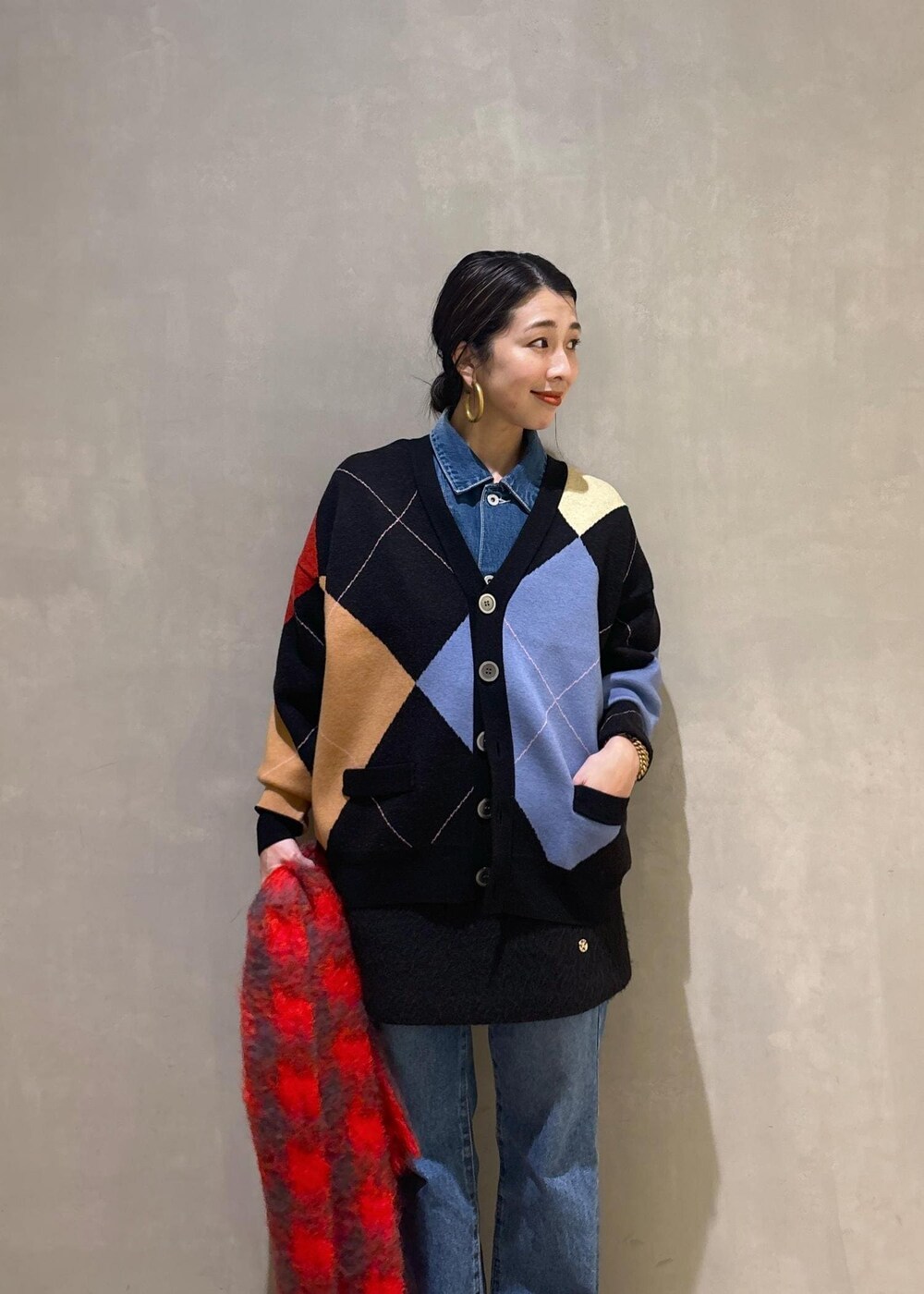 「デニム、デニムオンデニム、ストール、マフラー、ミニスカート、セント ジョンズ サード クラブ、NEEDBY for ADAM ET ROPE'、ニードバイヘリテージ、MANTAS EZCARAY、マンタス エスカライ、秋コーデ、初冬コーデ、冬コーデ、大人カジュアル、パンツスタイル」｜「ADAM ET ROPE'の【サステナブル】ラウンドミニロゴボストンバッグ（ボストンバッグ、ホワイト系）」を使った、SAKIさん（レディース・154cm）の秋コーディネートの8枚目の写真