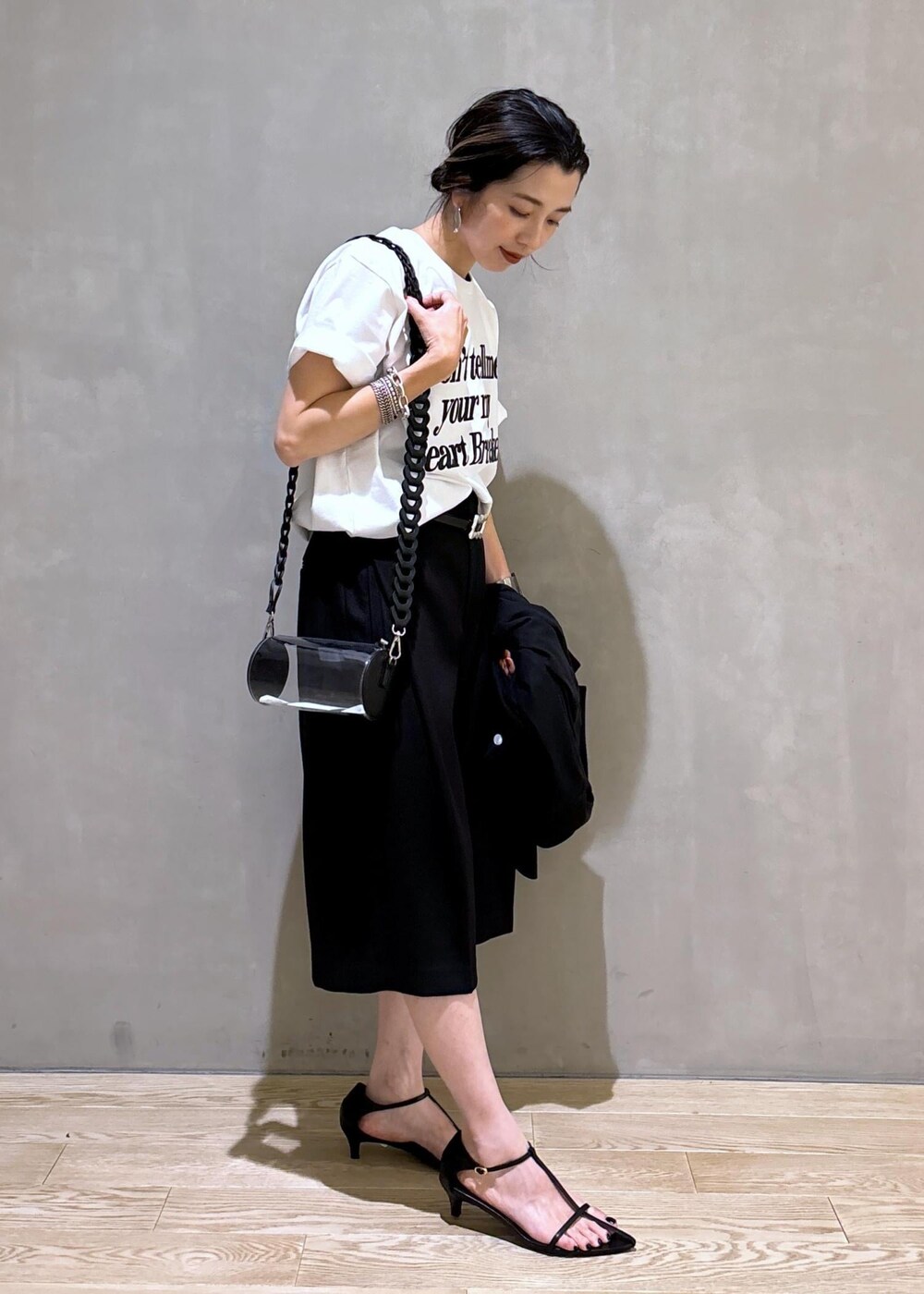 「低身長コーディネート、低身長コーデ、ハーフパンツ、ショートパンツ、24SS、KNOWHOW jewelry for ADAM ET ROPE'、KNOWHOW jewelry、ノウハウジュエリー、ジャケットスタイル、羽織、シャツジャケット、サンダル、ブラック、Tシャツ、ストラップ」|「ADAM ET ROPE'の【サステナブル】ナロークロスストラップサンダル(サンダル、ブラック系)」を使った、SAKIさん(レディース・154cm)の夏コーディネートの5枚目の写真