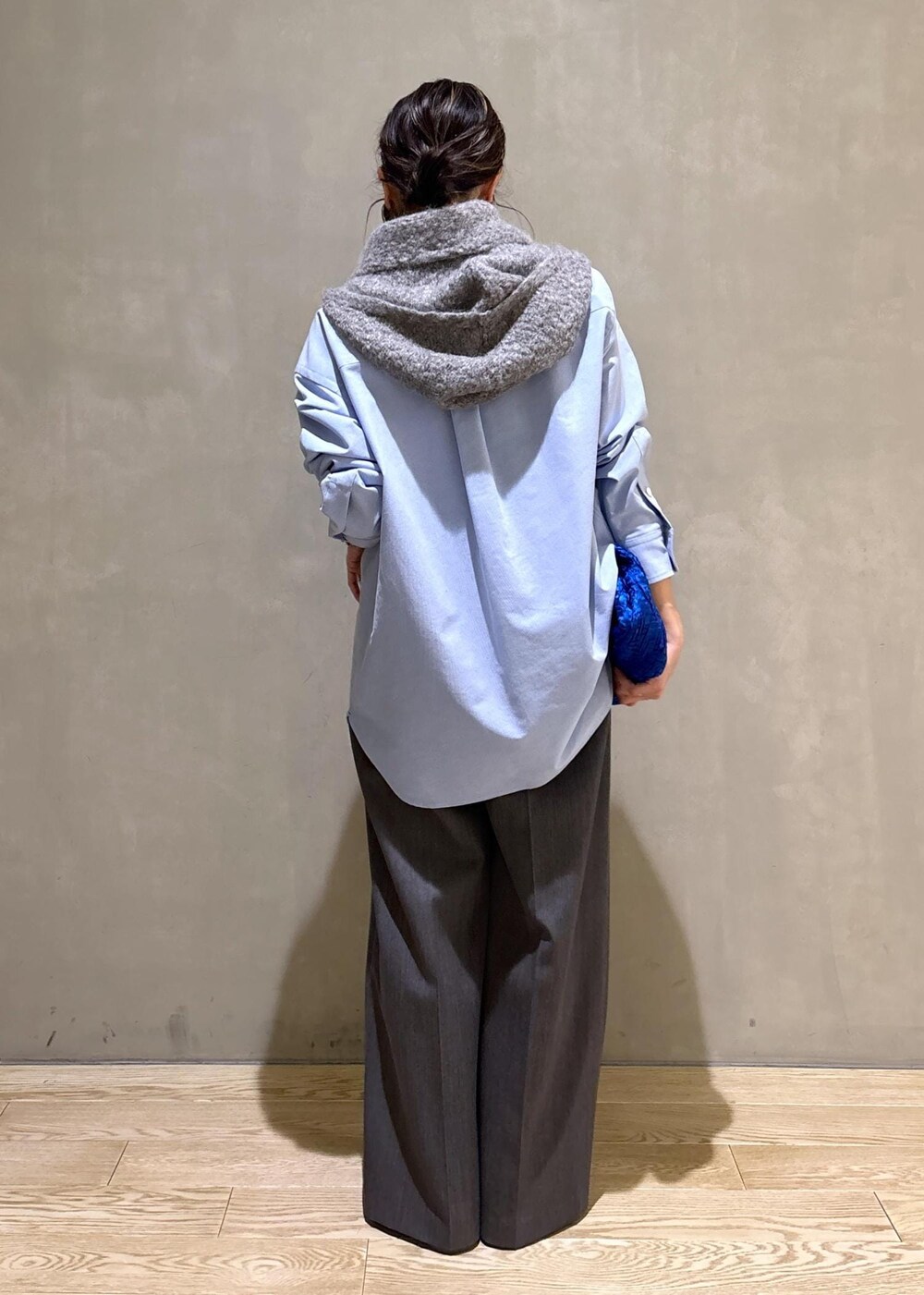 ブルー系のスニーカー、ブルー系のシャツ/ブラウス、グレー系のスラックスを着用したレディースの冬コーディネートの6枚目の写真